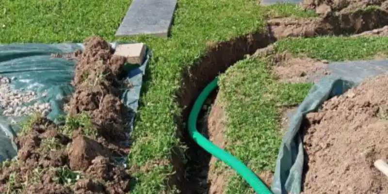 Tranchée avec fourreau vert pour passage de fibre optique